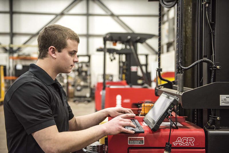 عکس تعمیرکار لیفتراک برقی