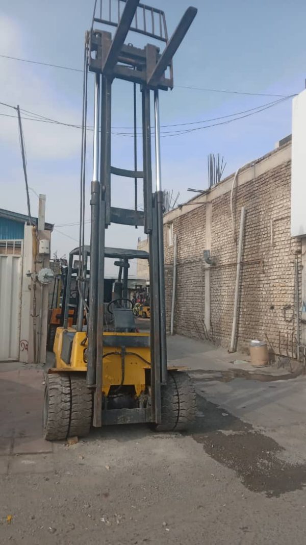 عکس لیفتراک سهند اس دی 4تن با دکل باز