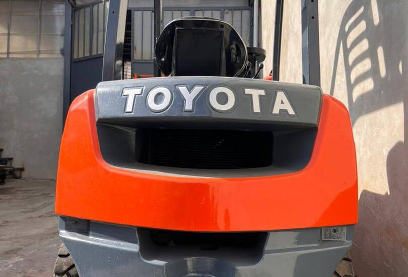عکس وزنه لیفتراک تویوتا 2.5تن دیزل